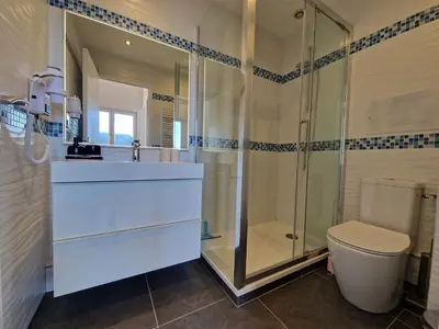 Salle de bains dans l'établissement Loft central 4 pers. Châtelaillon-Plage/Casino - FR-1-706-26