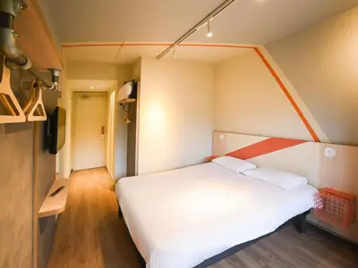Un ou plusieurs lits dans un hébergement de l'établissement ibis budget Poitiers Site du Futuroscope