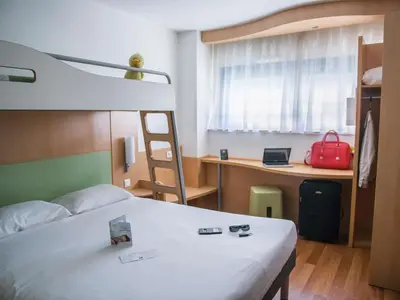 Un ou plusieurs lits dans un hébergement de l'établissement ibis budget Poitiers Site du Futuroscope