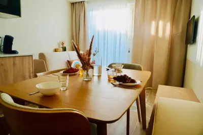Télévision ou salle de divertissement dans l'établissement Le Bel Iris - Accès direct plage