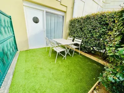 Jardin de l'établissement Le Bel Iris - Accès direct plage
