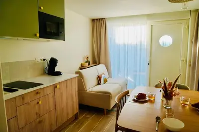 Télévision ou salle de divertissement dans l'établissement Le Bel Iris - Accès direct plage