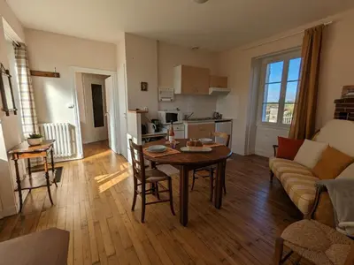 Cuisine ou kitchenette dans l'établissement Gîte charmant avec jardin privatif, proche des randonnées, totalement équipé et internet fibreбет - FR-1-653-253