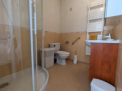 Salle de bains dans l'établissement Gîte charmant avec jardin privatif, proche des randonnées, totalement équipé et internet fibreбет - FR-1-653-253