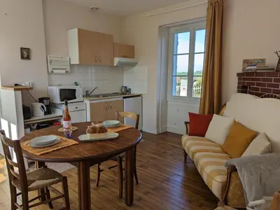 Cuisine ou kitchenette dans l'établissement Gîte charmant avec jardin privatif, proche des randonnées, totalement équipé et internet fibreбет - FR-1-653-253