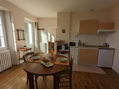 Cuisine ou kitchenette dans l'établissement Gîte charmant avec jardin privatif, proche des randonnées, totalement équipé et internet fibreбет - FR-1-653-253