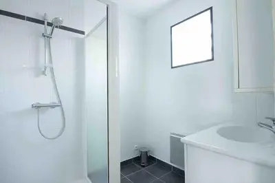 Salle de bains dans l'établissement La Grande Croisée extérieur et plage