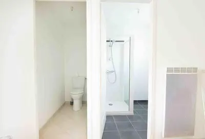 Salle de bains dans l'établissement La Grande Croisée extérieur et plage