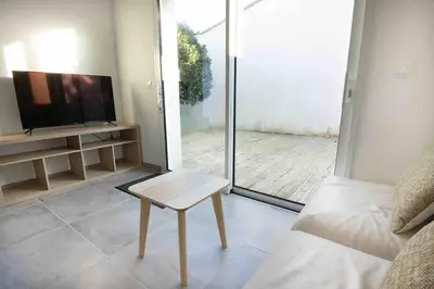 Télévision ou salle de divertissement dans l'établissement La Petite Croisée - extérieur et plage