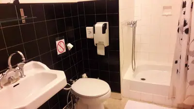 Salle de bains dans l'établissement Hôtel Ecu de france