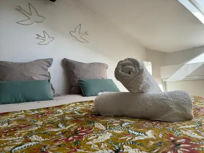 Un ou plusieurs lits dans un hébergement de l'établissement ღ La Cabane Rochelaise • Vue sur le vieux-port