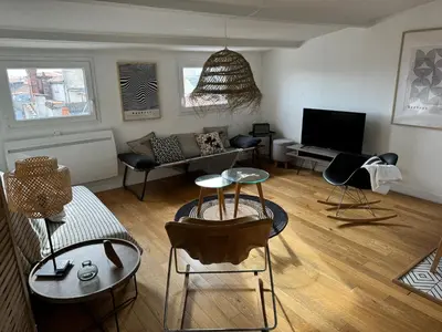 Télévision ou salle de divertissement dans l'établissement ღ La Cabane Rochelaise • Vue sur le vieux-port