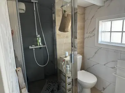 Salle de bains dans l'établissement ღ La Cabane Rochelaise • Vue sur le vieux-port