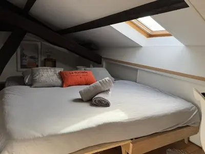 Un ou plusieurs lits dans un hébergement de l'établissement ღ La Cabane Rochelaise • Vue sur le vieux-port