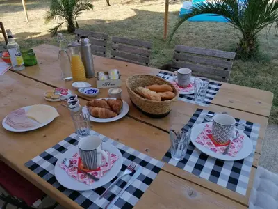 Nourriture dans la tente de luxe ou à proximité