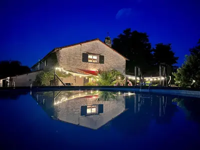 Piscine de l'établissement Pays de Joie - Caravan La Bohème ou située à proximité