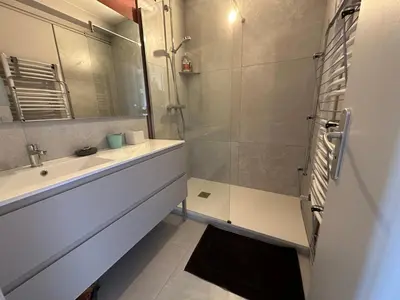 Salle de bains dans l'établissement Devant les grands chalutiers