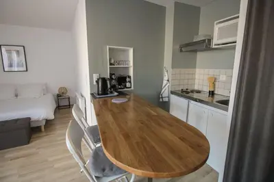 Cuisine ou kitchenette dans l'établissement Le St Ausone : Studio Centre Ville/parking