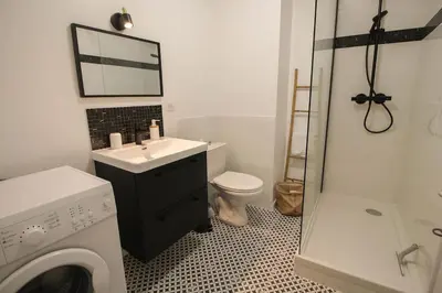 Salle de bains dans l'établissement Le St Ausone : Studio Centre Ville/parking