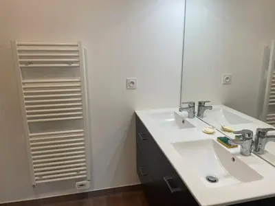 Salle de bains dans l'établissement Cassini333 LA ROCHELLE CENTRE