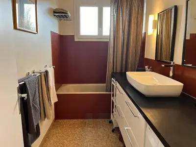 Salle de bains dans l'établissement Champs de mars Appartement 1 chambre proche centre ville, balcon et parking