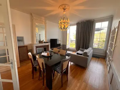 Télévision ou salle de divertissement dans l'établissement La Colbertine - Charming Apartment in Place Colbert
