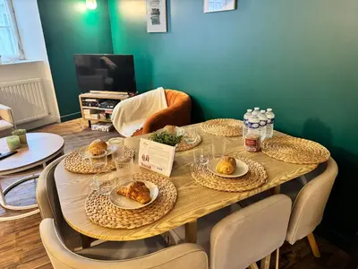 Télévision ou salle de divertissement dans l'établissement La Maison D'Oscar