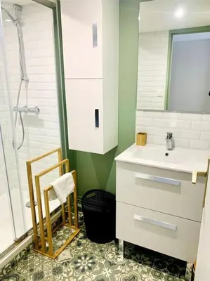 Salle de bains dans l'établissement Cocon Lumineux Centre, Gare 10min, Wifi , 4p