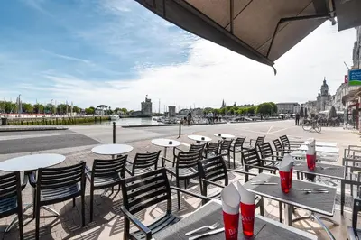 Restaurant ou autre lieu de restauration dans l'établissement Hôtel Le Rupella