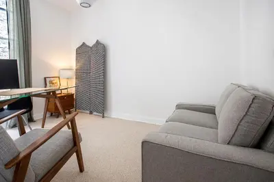 Coin salon dans l'établissement Appartement entier avec place de parking