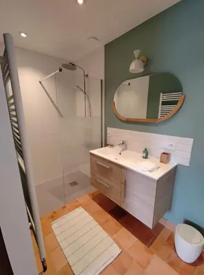 Salle de bains dans l'établissement Le Moulin du Fresne, chambres d'hôtes