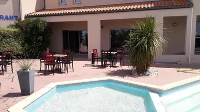 Piscine de l'établissement Logis Hôtel L'Air Marin ou située à proximité