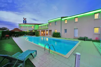 Piscine de l'établissement Logis Hôtel L'Air Marin ou située à proximité