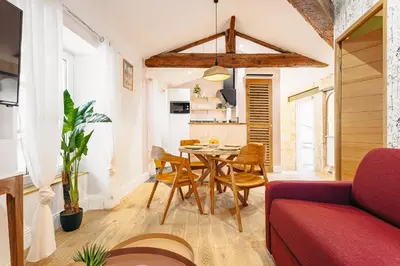 Coin salon dans l'établissement Élégance Rochelaise avec Terrasse