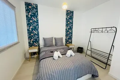 Un ou plusieurs lits dans un hébergement de l'établissement La Saint Jean avec climatisation
