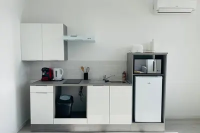 Cuisine ou kitchenette dans l'établissement La Saint Jean avec climatisation