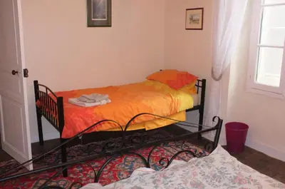Un ou plusieurs lits dans un hébergement de l'établissement La Maison Bleue