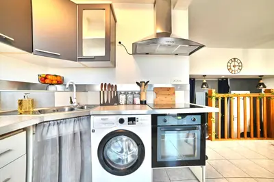 Cuisine ou kitchenette dans l'établissement Triomphe - Vue Sublime, Confort Moderne, Charme Gallo-Romain, Cœur de Ville, Tv 4K, Fibre