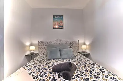 Un ou plusieurs lits dans un hébergement de l'établissement Triomphe - Vue Sublime, Confort Moderne, Charme Gallo-Romain, Cœur de Ville, Tv 4K, Fibre
