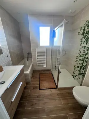 Salle de bains dans l'établissement NeseHome, Maison à proximité du Futuroscope