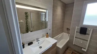 Salle de bains dans l'établissement NeseHome, Maison à proximité du Futuroscope
