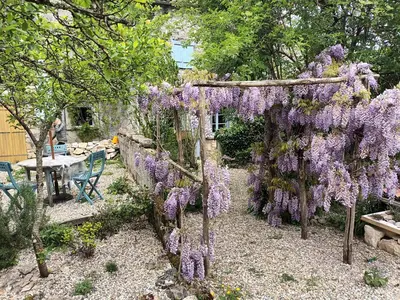 Jardin de l'établissement Au bord de la rivière
