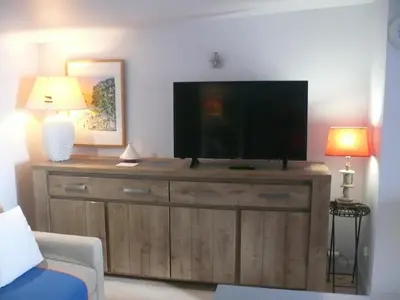 Télévision ou salle de divertissement dans l'établissement Face à la mer