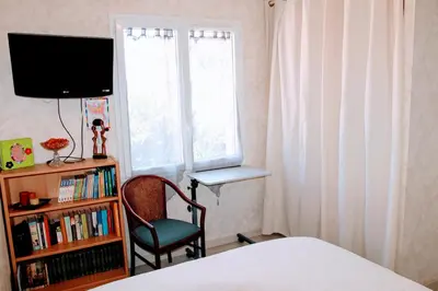 Télévision ou salle de divertissement dans l'établissement Le 16 BIS Appart Climatisé PMR