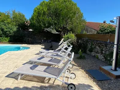 Piscine de l'établissement La Maison des Coteaux ou située à proximité