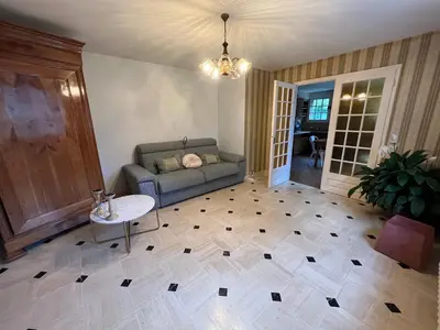 Coin salon dans l'établissement T1 bis 35m2 chez Laurie et Xavier