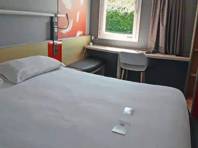 Un ou plusieurs lits dans un hébergement de l'établissement ibis Saintes