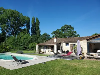 Piscine de l'établissement Damvix Chambre d hôtes La Barbée ou située à proximité