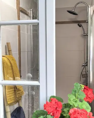 Salle de bains dans l'établissement Annexe du pont de la Charente Côté jardin