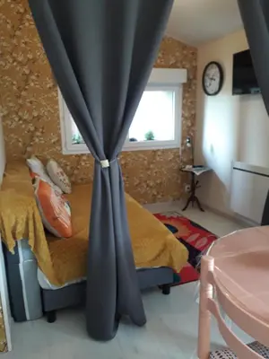 Un ou plusieurs lits dans un hébergement de l'établissement Petit gîte La vigne est belle - 2 étoiles- Sud Charente